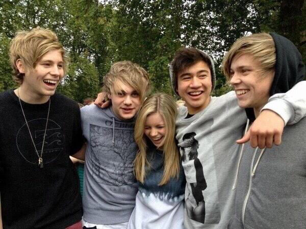 5SOS3RDBDAY_02.jpg
