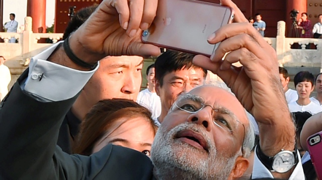 modiselfie.jpg