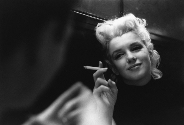 Marilyn_Monroe_smoking_a_cigarette-original.jpg