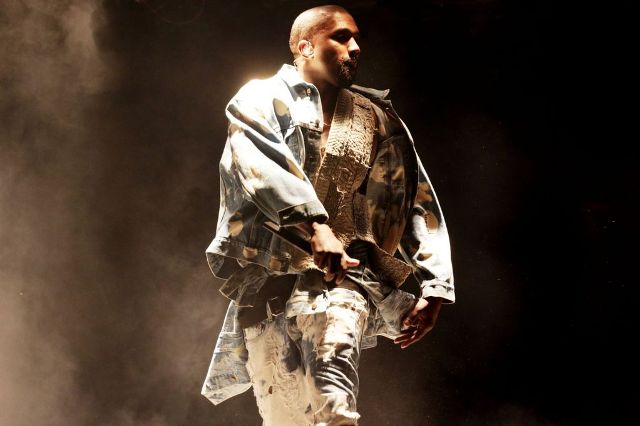 Kanye-West-performing-on%20Pyramid-Stage.jpg