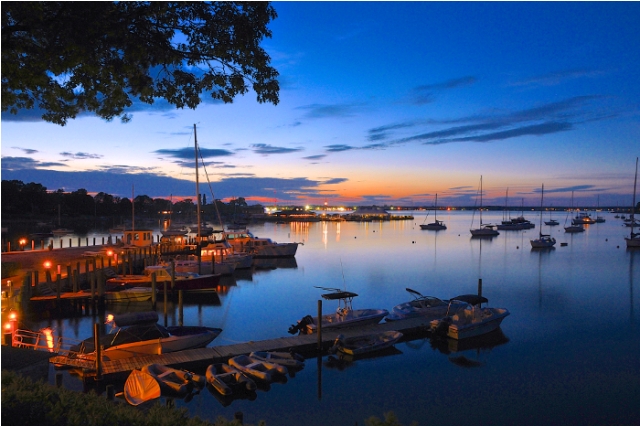 Dering_Harbor_Marina_Shelter_Island.jpg
